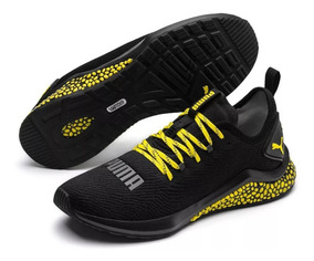 tenis puma negro con amarillo