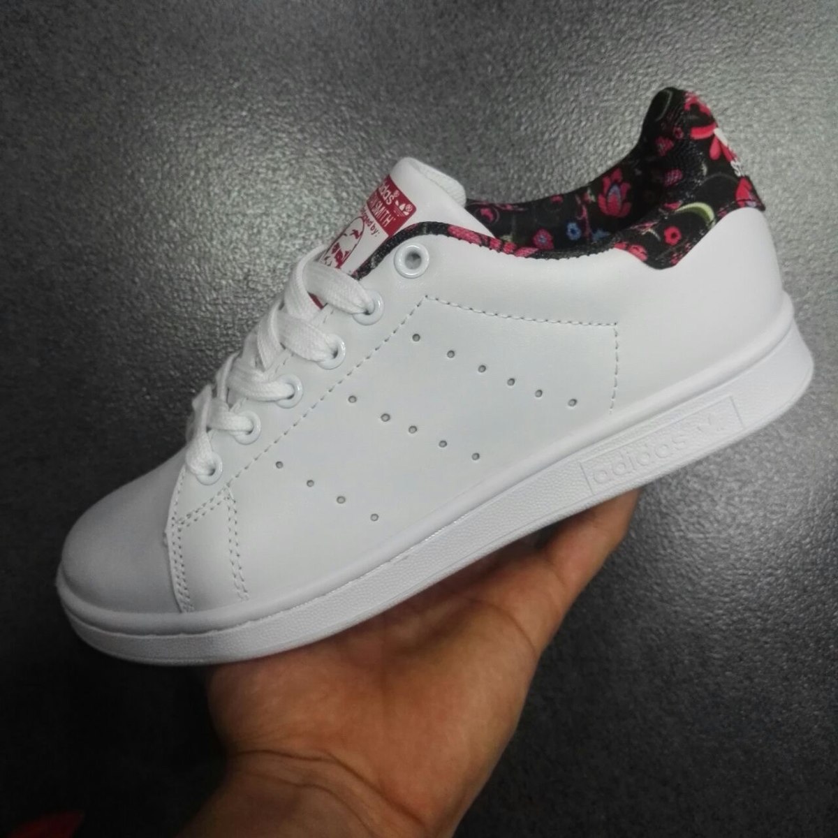 zapatillas adidas blancas con flores