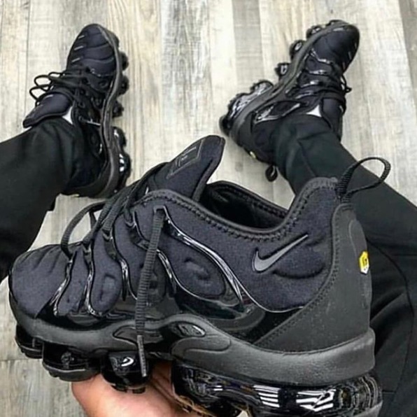 tenis vapormax plus preto e dourado