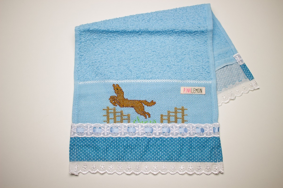 Toalha Azul Bordada Em Ponto Cruz Toalha De Boca Azul Bordada Em Ponto Cruz À Mão Cavalo Bebe - R$ 30,00