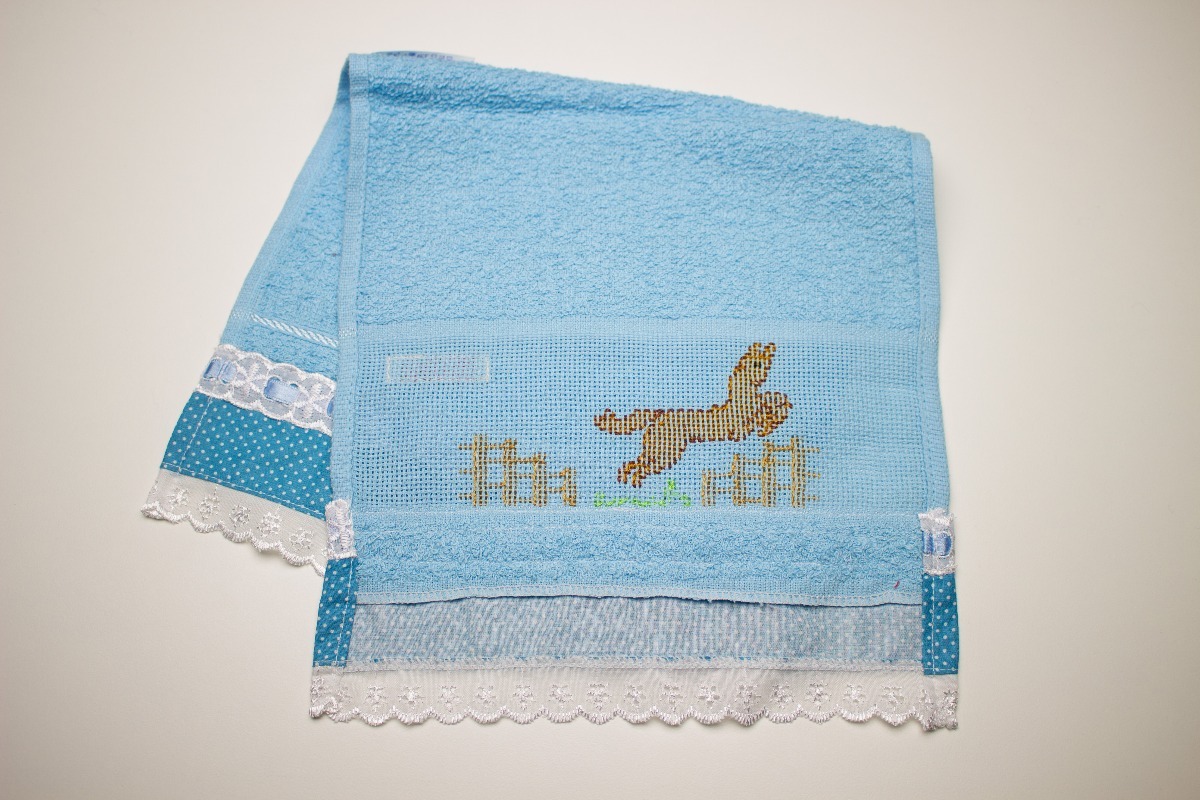 Toalha Azul Bordada Em Ponto Cruz Toalha De Boca Azul Bordada Em Ponto Cruz À Mão Cavalo Bebe - R$ 30,00