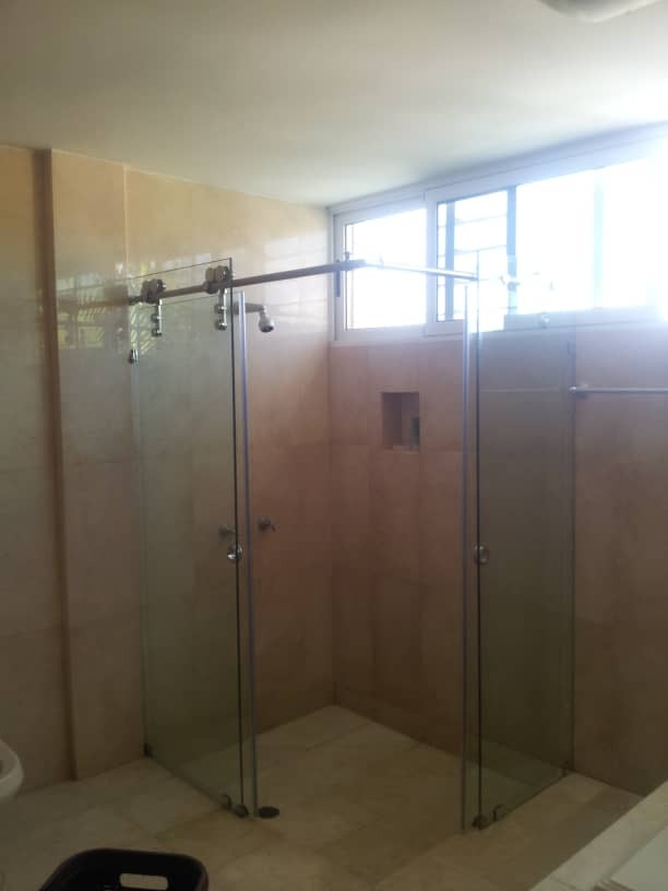 Todo Tipo De Puertas Baño Vidrio Templado - Bs. 6.000,00 en Mercado Libre