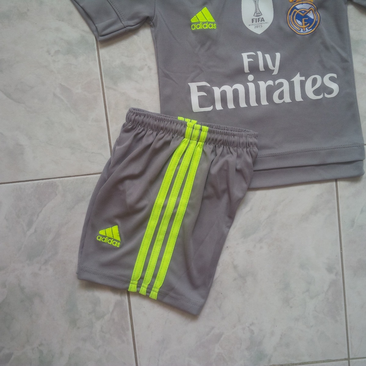 Uniforme Real Madrid Gris Visitante 2015-2016 Cr7 Niños - Bs. 60,00 en  Mercado Libre