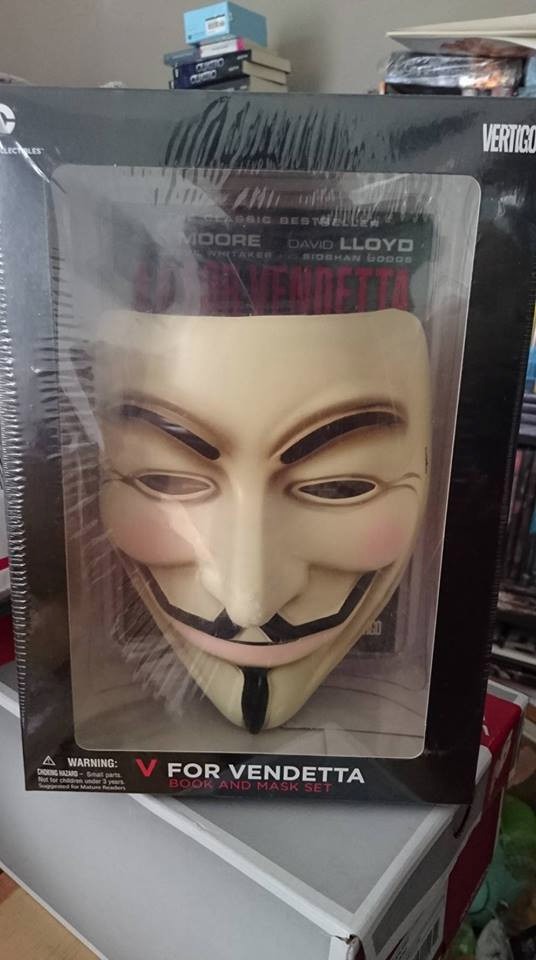 V For Vendetta Deluxe Collector Set, Book And Mask Comic Set 930.15