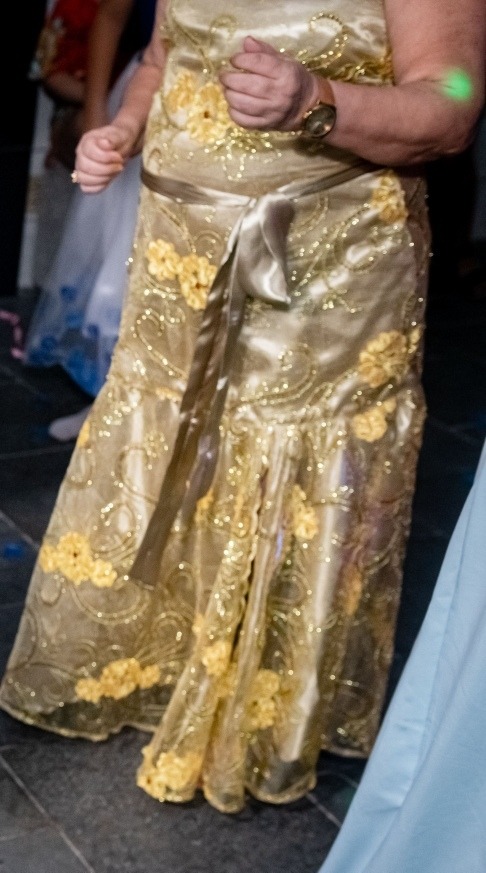 vestido dourado com pedraria