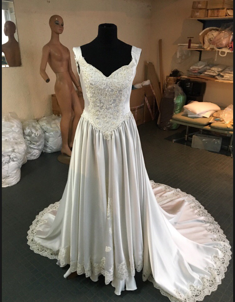 vestido de novia largo con encaje escote corazón y cola - $ 3.000,00
