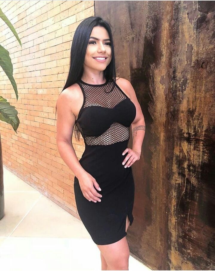 vestido preto com fenda na perna curto