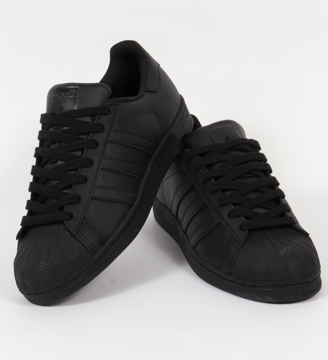 zapatillas adidas en color negro