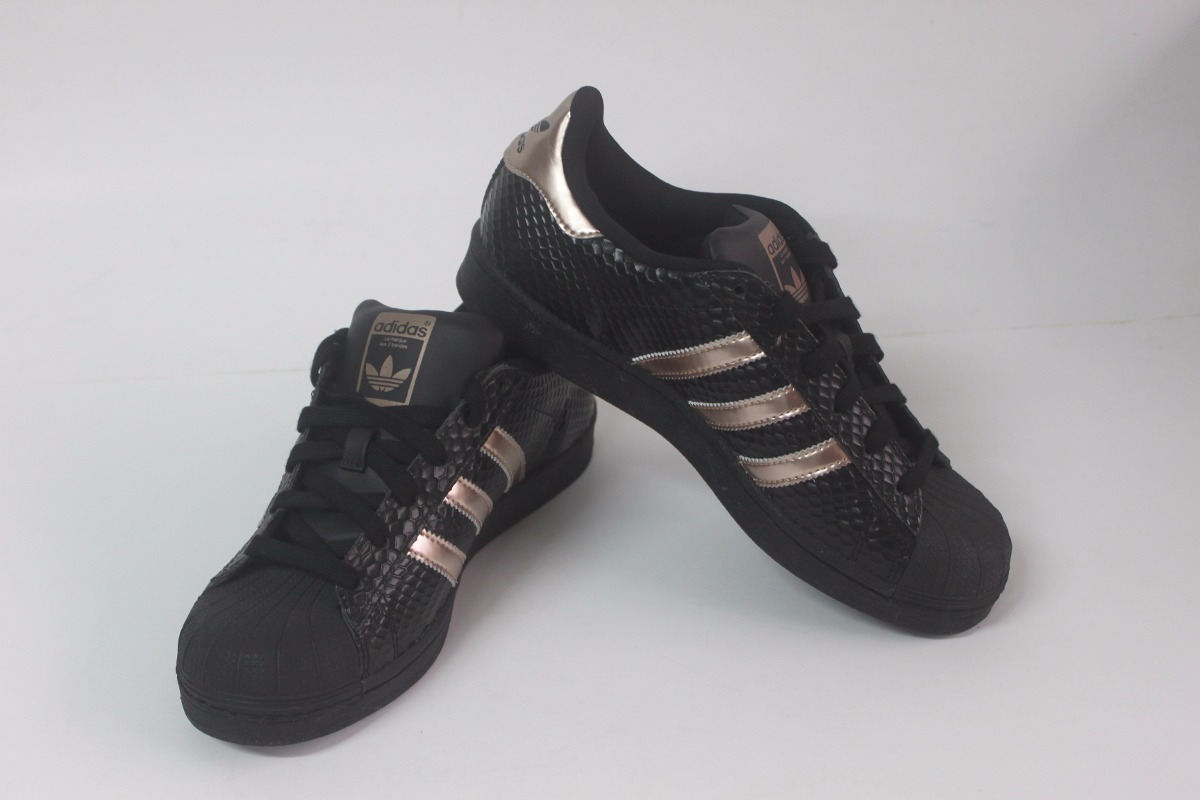 zapatillas adidas negras y doradas