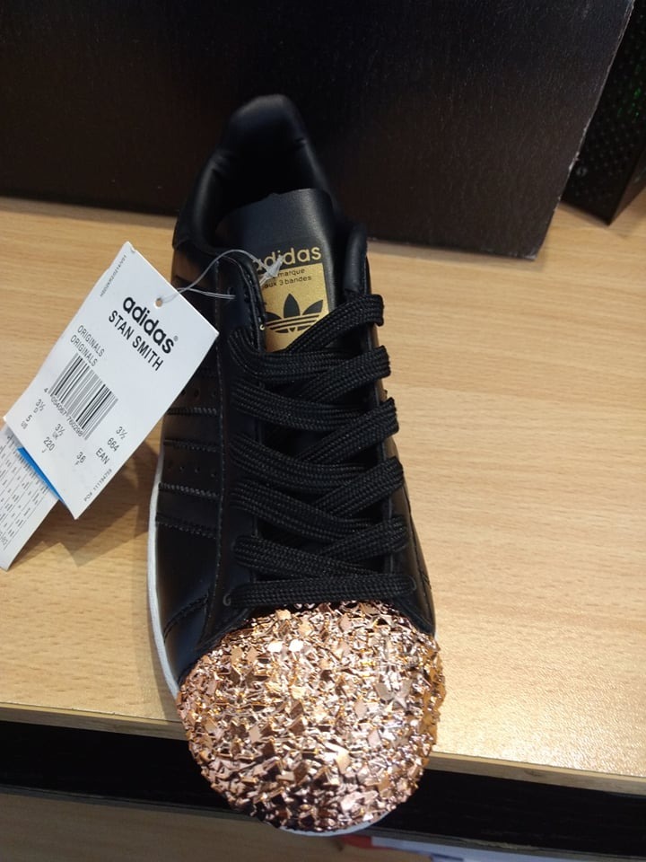 adidas superstar negras con dorado