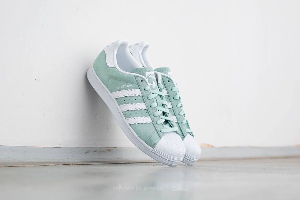 adidas superstar blancas y verdes