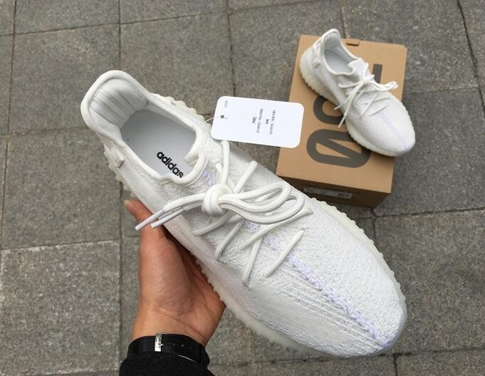 Шнуровка изи. Adidas Yeezy Boost 350 White. Adidas Yeezy Boost v2 белые. Adidas Yeezy Boost 350 v2 Onyx. Адидас ИЗИ 350 v2 белые.