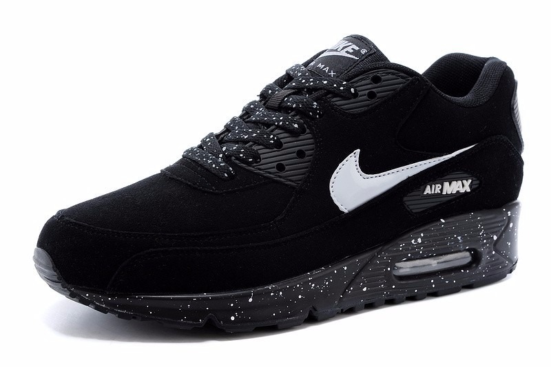 nike negras con puntos blancos