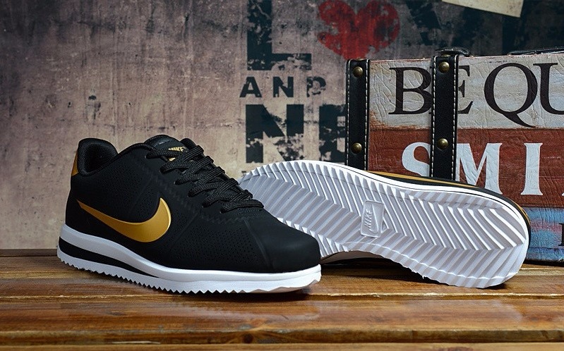 nike cortez negro y dorado