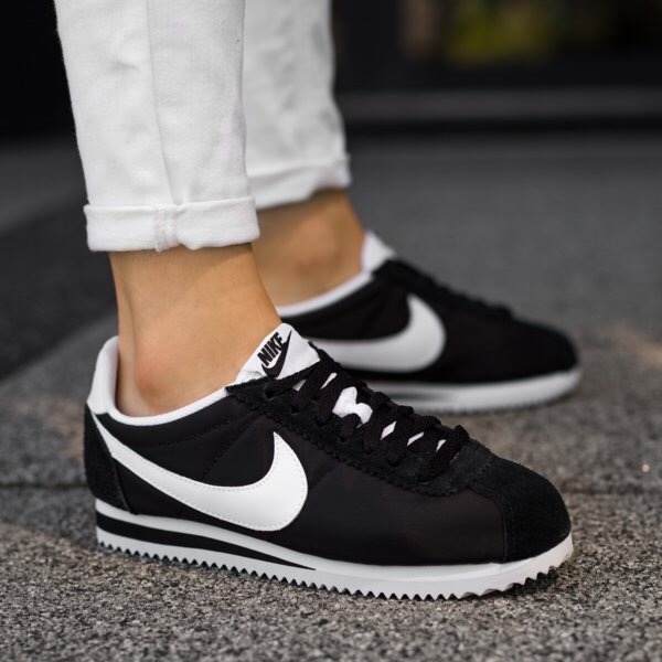 nike cortez negra