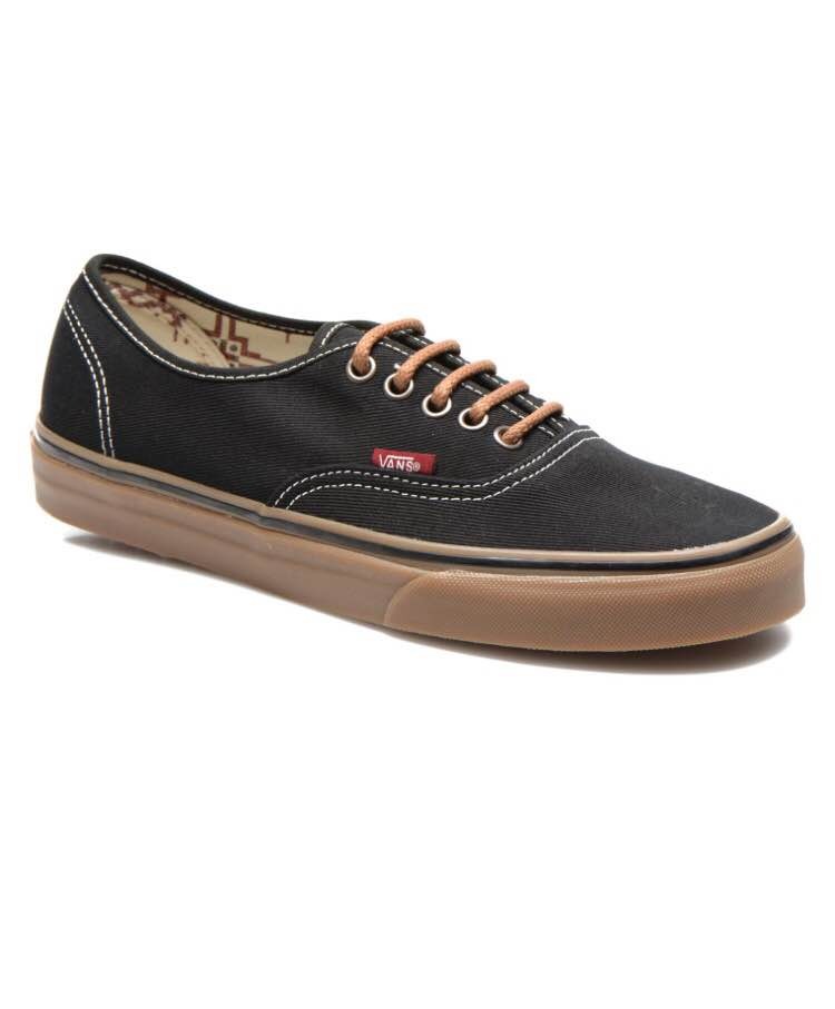 vans negras y marron