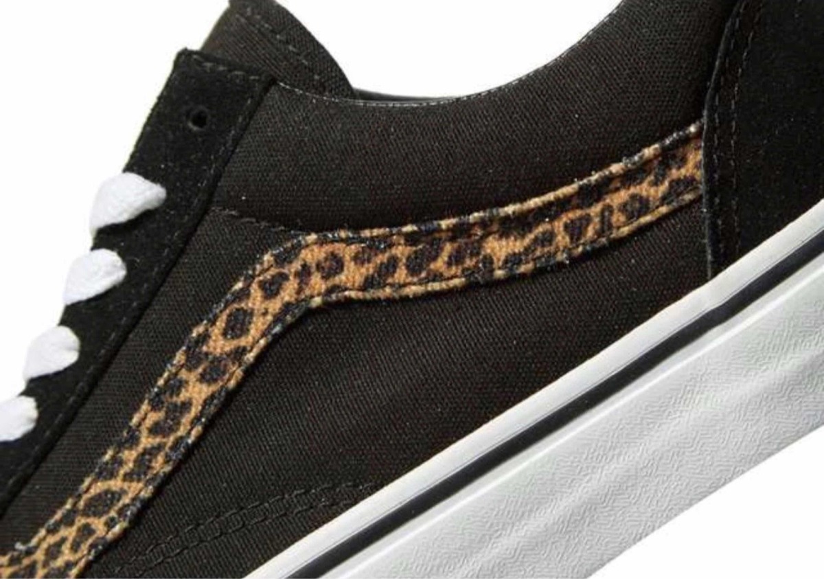 vans negras y leopardo