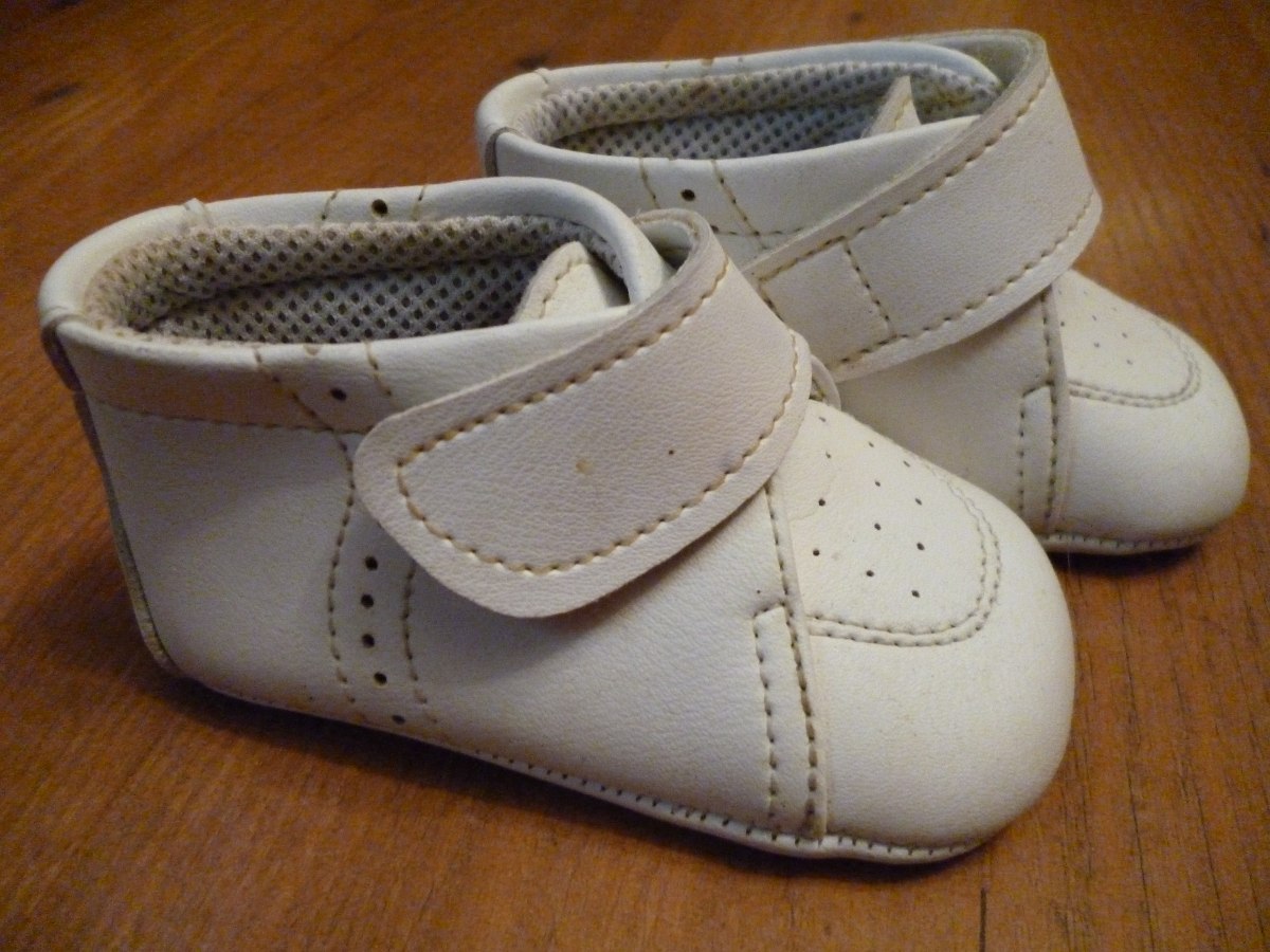 Talla zapatos bebe 18 meses Que a los 18 meses los pies crecen mas de media talla cada dos meses. y que los pies de los caminadores mas grandes (entre 18 y 24 meses) crecen en promedio de media talla cada 3 meses pero que a partir de los 3 años sus pies crecerán de una talla todos los años.