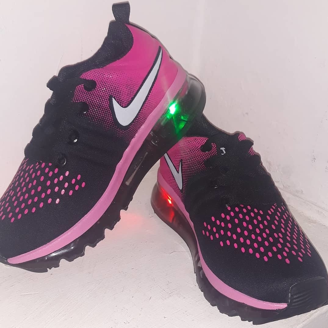 Zapatos Nike Con Luces, Para Niña, Talla 28. Nuevos - Bs. 1.590.000,00 en  Mercado Libre