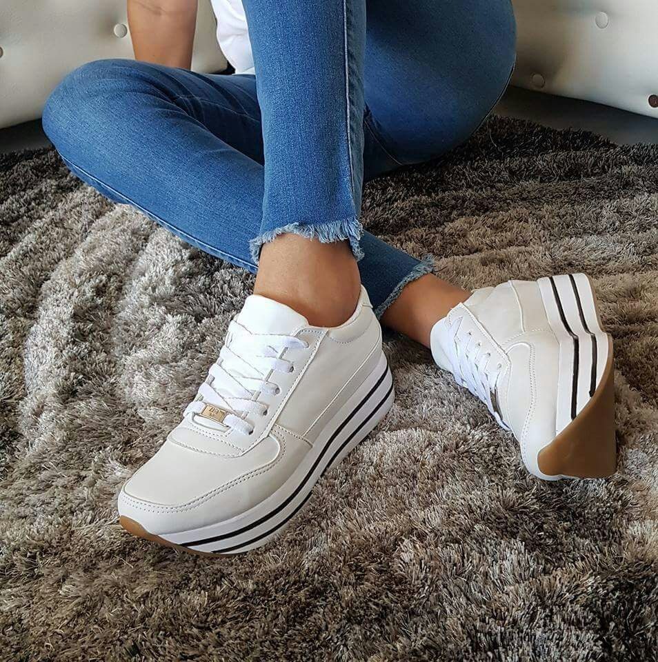 tenis blancos de mujer de moda