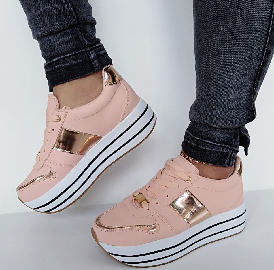 Zapatos de plataforma color rosa de dama moda y estilo